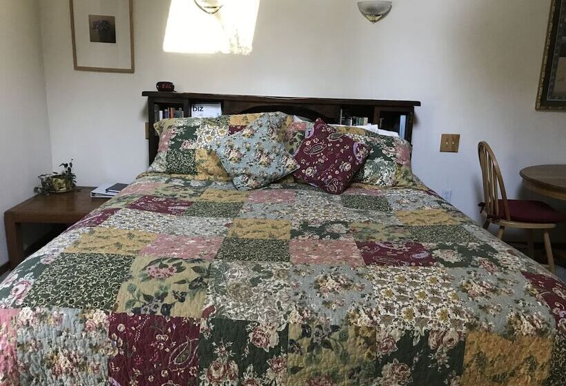 בית מלון כפרי Backyard Garden Oasis