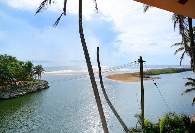 هتل Beach And Lake Ayurvedic Resort, Kovalam