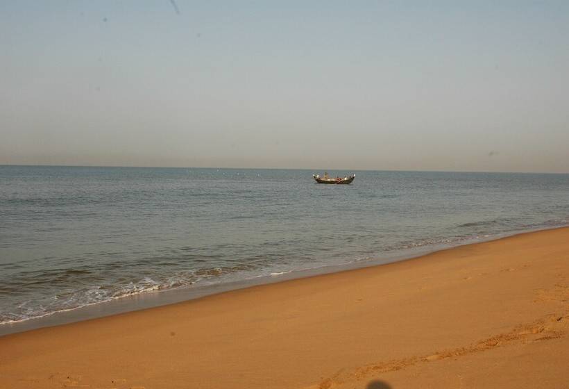 هتل Beach And Lake Ayurvedic Resort, Kovalam