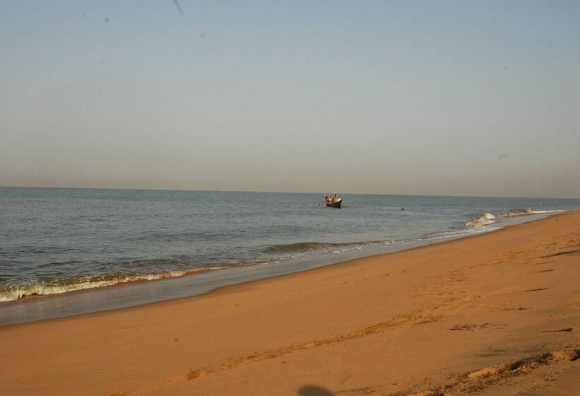 هتل Beach And Lake Ayurvedic Resort, Kovalam