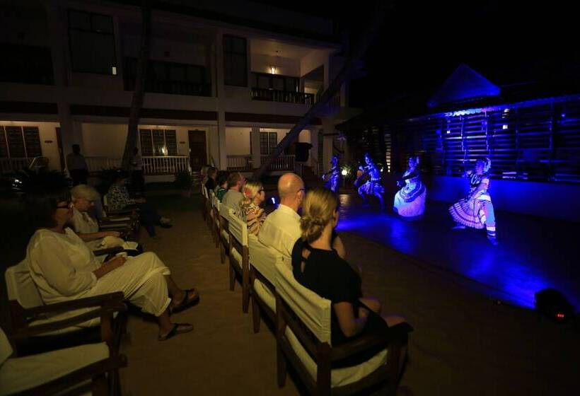 هتل Beach And Lake Ayurvedic Resort, Kovalam