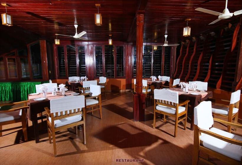 هتل Beach And Lake Ayurvedic Resort, Kovalam