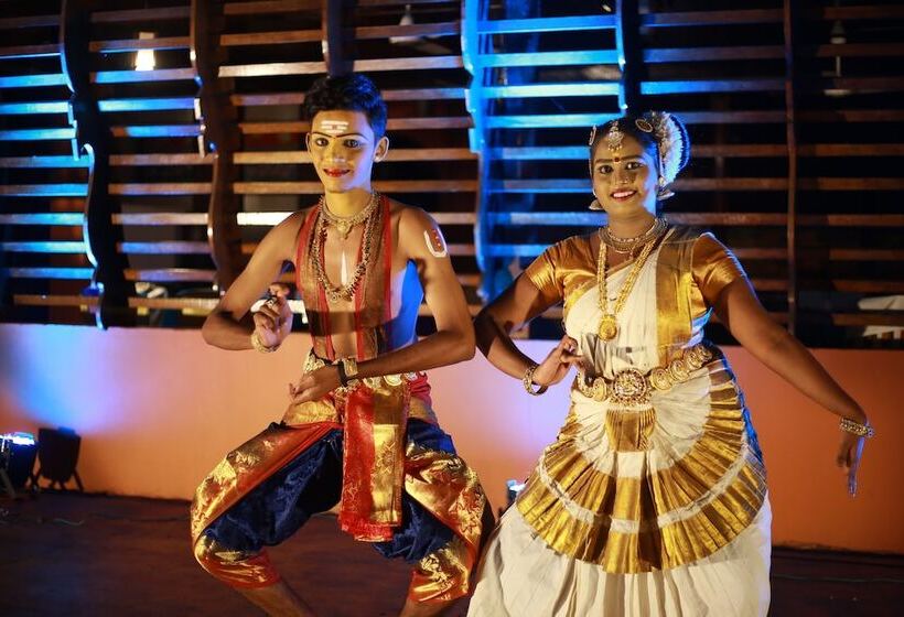 هتل Beach And Lake Ayurvedic Resort, Kovalam