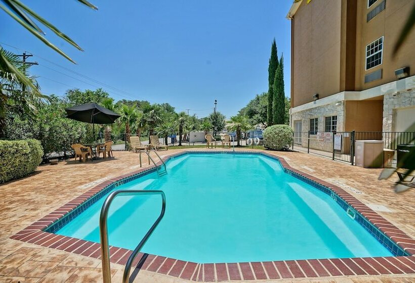 Отель Comfort Inn & Suites Texas Hill Country