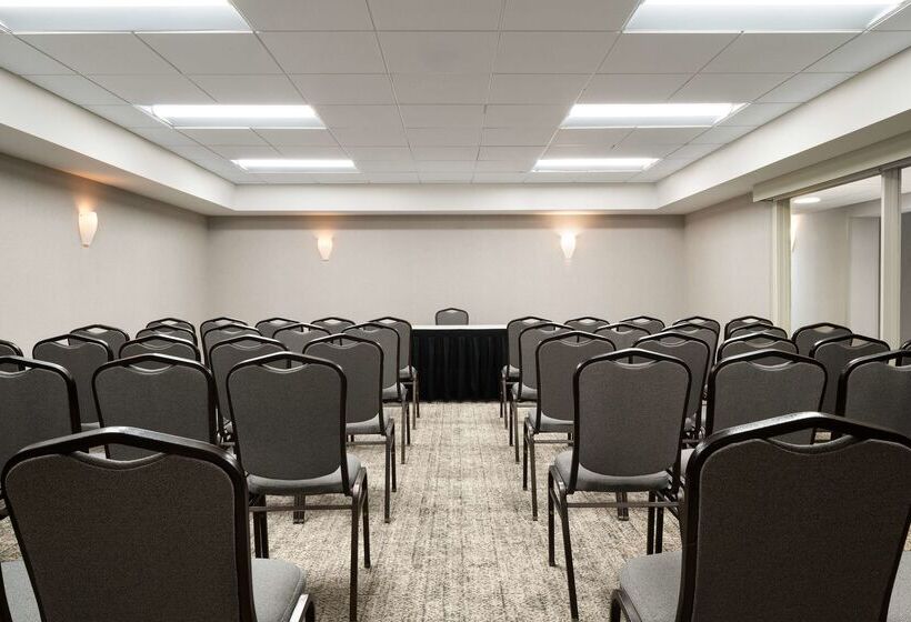 فندق Doubletree By Hilton Pittsburgh Airport