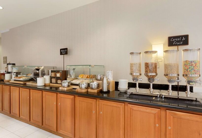 هتل Embassy Suites By Hilton Newark Wilmington South