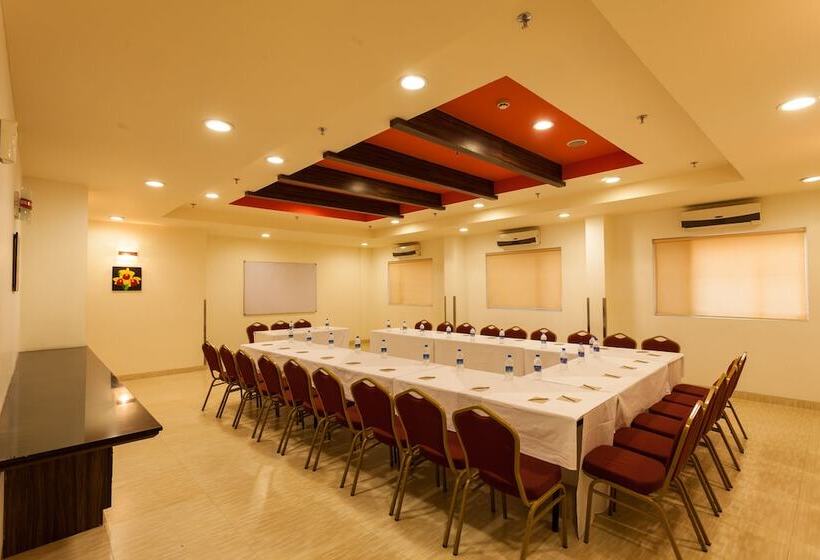 Отель Ginger  Surat