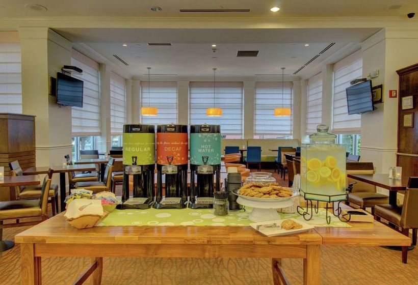 בית מלון כפרי Hilton Garden Inn Norwalk