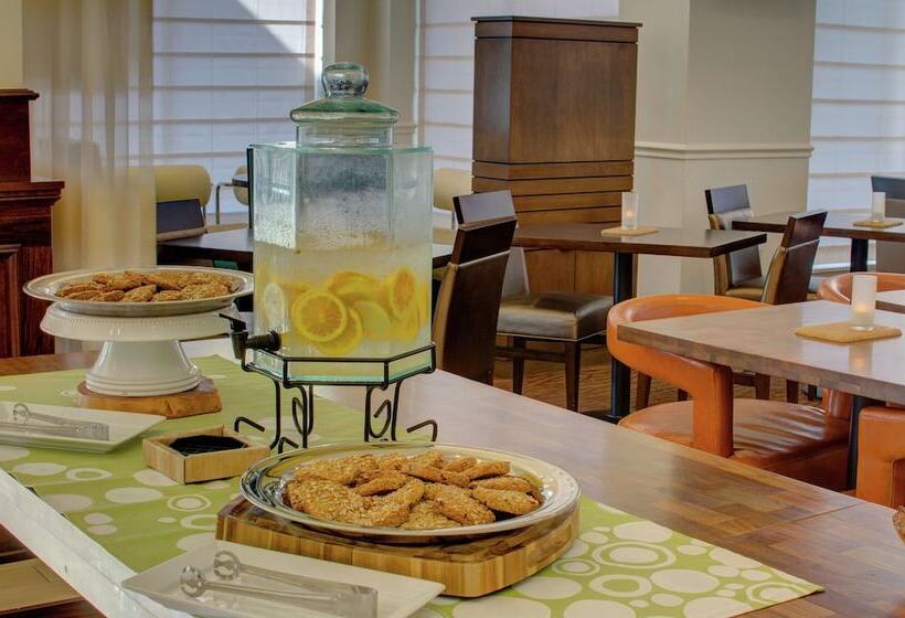 בית מלון כפרי Hilton Garden Inn Norwalk