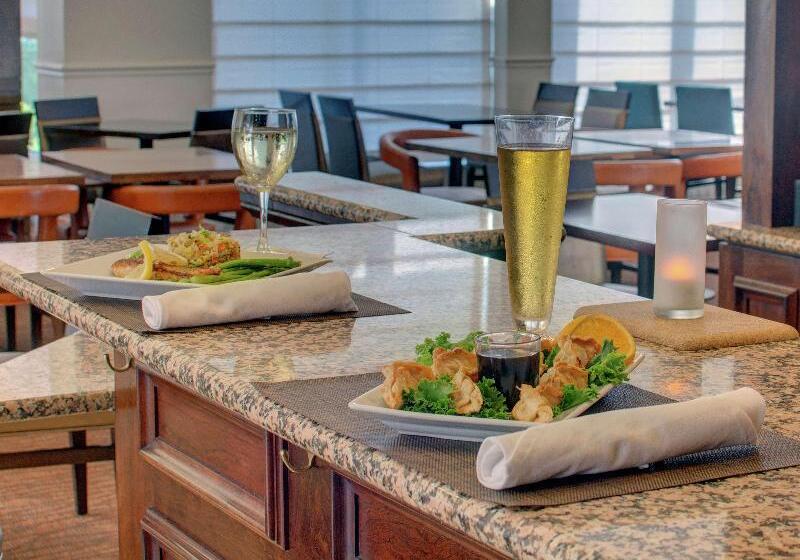 בית מלון כפרי Hilton Garden Inn Norwalk