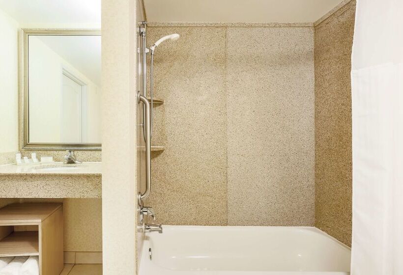 Отель Hilton Garden Inn Roanoke Rapids