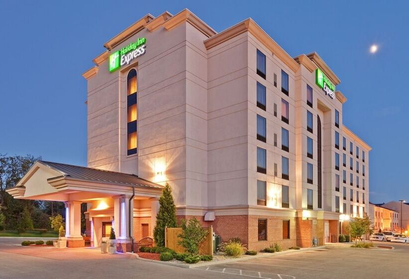 호텔 Holiday Inn Express & Suites Bloomington, An Ihg