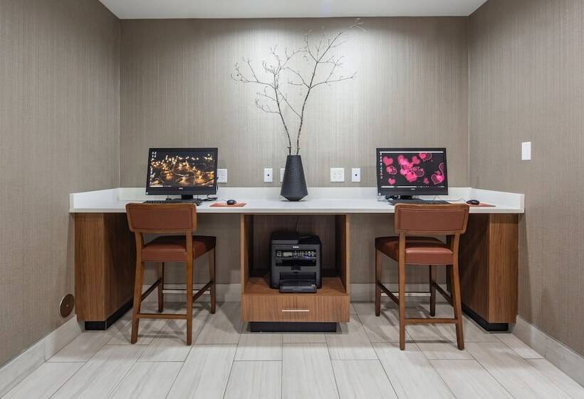 هتل Holiday Inn Express & Suites Chattanooga   East Ridge, An Ihg