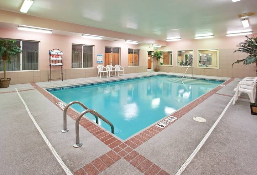 Holiday Inn Express Hotel & Suites Cincinnati Blue Ash, An Ihg