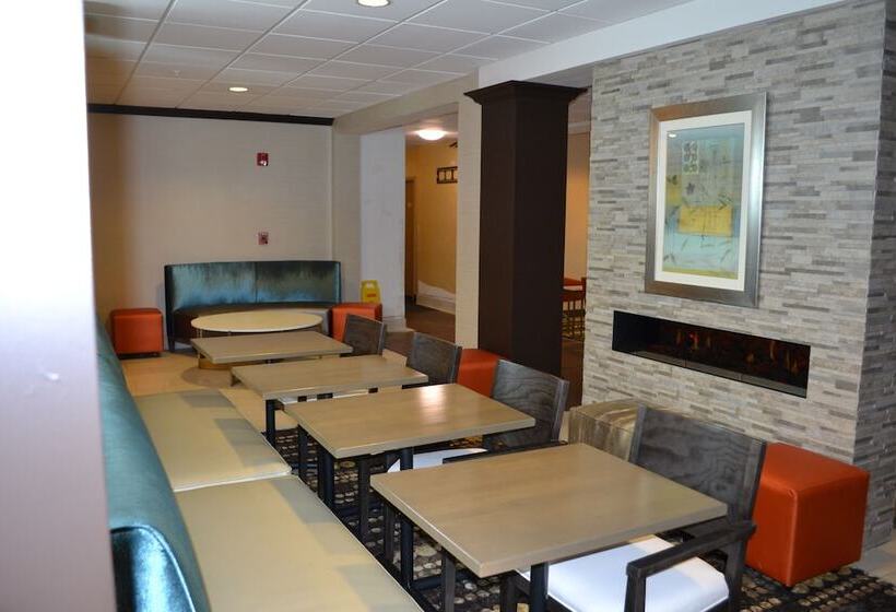 ホテル Holiday Inn Express & Suites Kent   University Area By Ihg