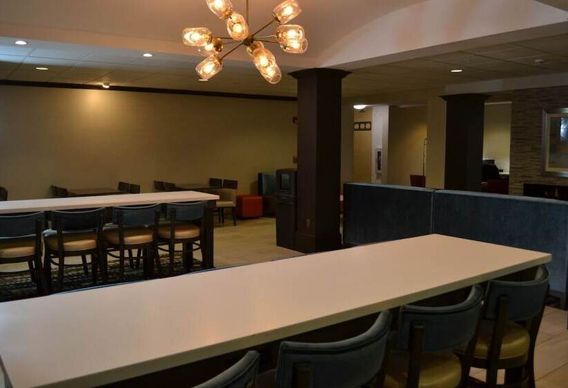 ホテル Holiday Inn Express & Suites Kent   University Area By Ihg