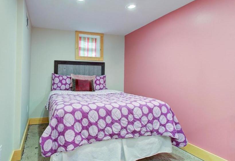 Отель Indy Hostel