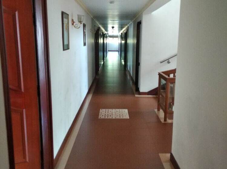 هتل Issacs Residency