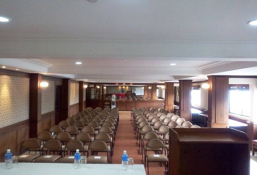 هتل Issacs Residency