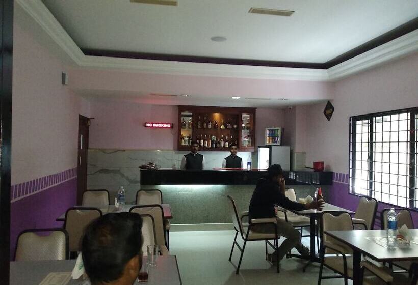 هتل Issacs Residency