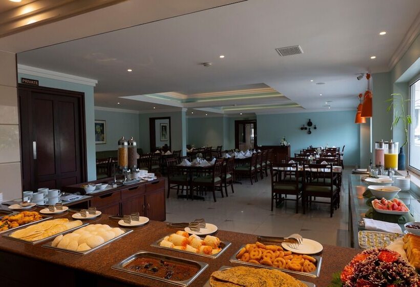 هتل Issacs Residency