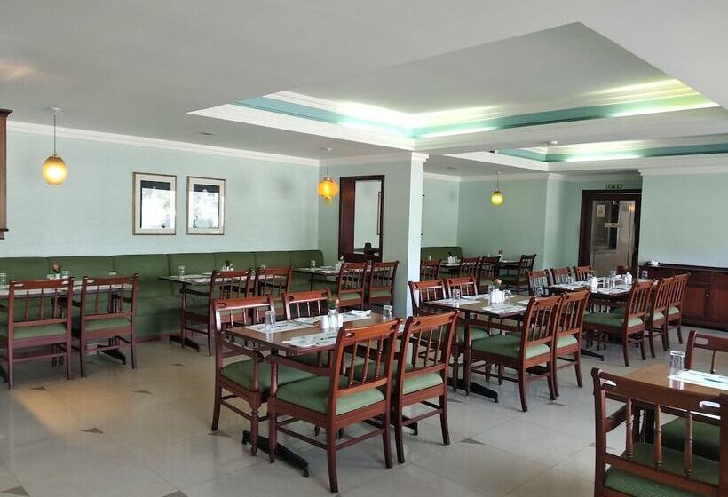 هتل Issacs Residency