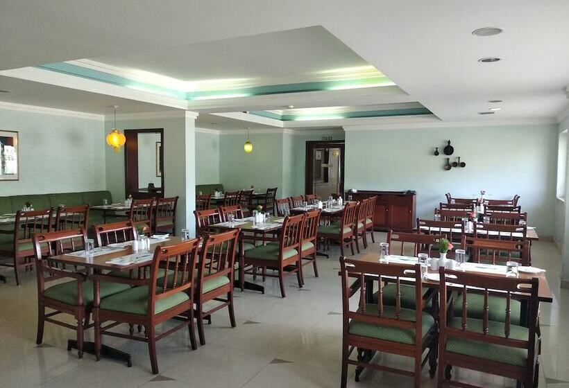 هتل Issacs Residency