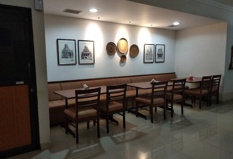 هتل Issacs Residency