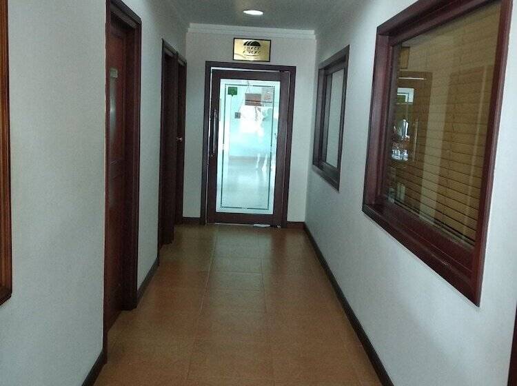 هتل Issacs Residency