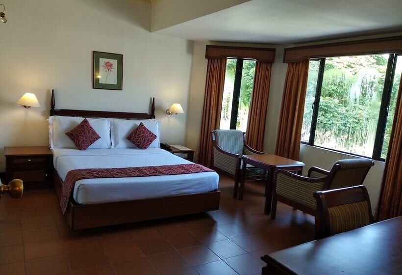 هتل Issacs Residency