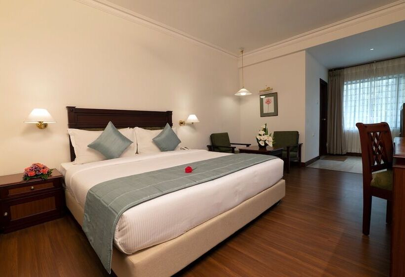 هتل Issacs Residency