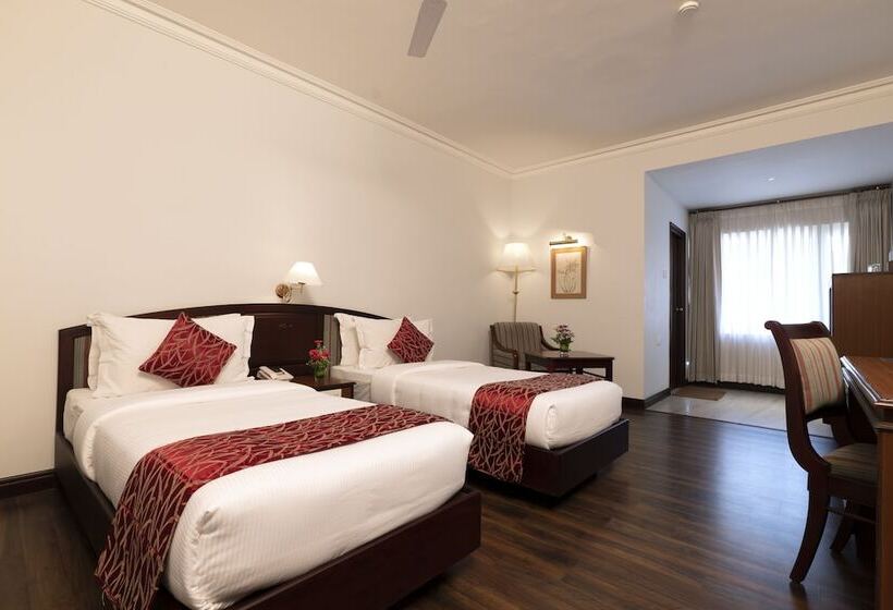 هتل Issacs Residency