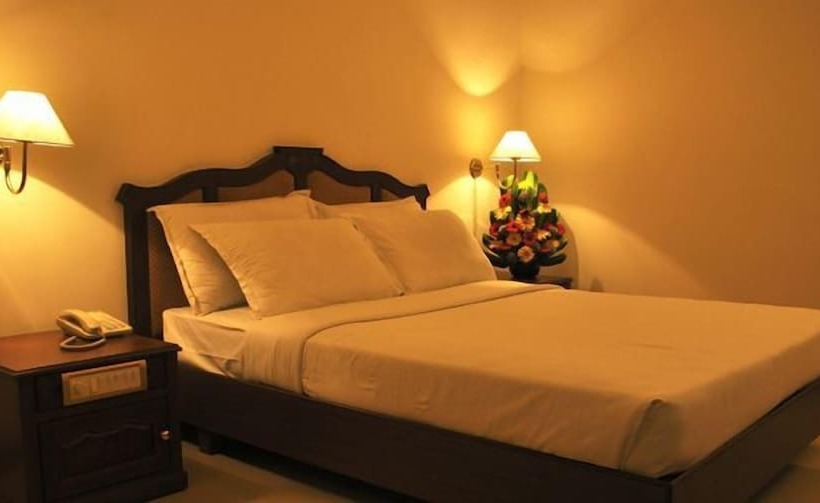 هتل Issacs Residency