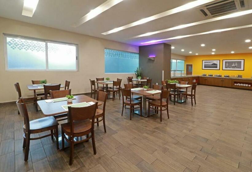 فندق Wyndham Garden Guadalajara Acueducto