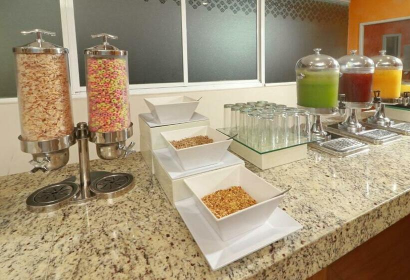 فندق Wyndham Garden Guadalajara Acueducto