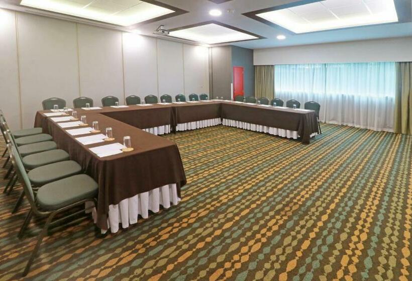 فندق Wyndham Garden Guadalajara Acueducto