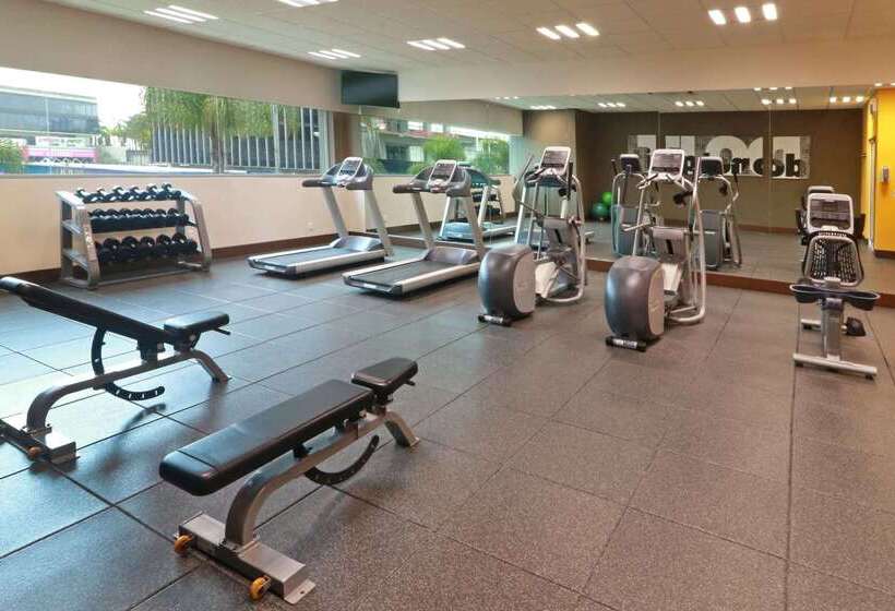 فندق Wyndham Garden Guadalajara Acueducto