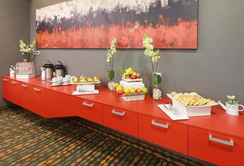 فندق Wyndham Garden Guadalajara Acueducto