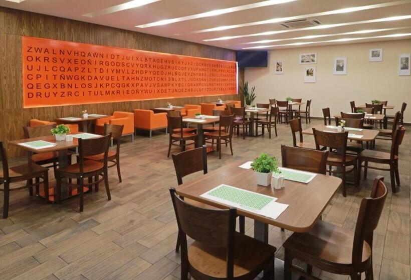 فندق Wyndham Garden Guadalajara Acueducto