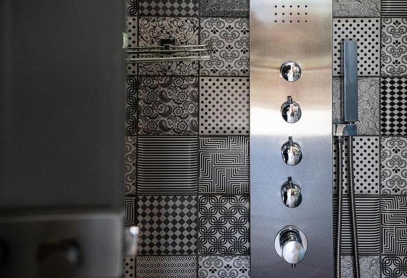 Kavos Hotel & Suites