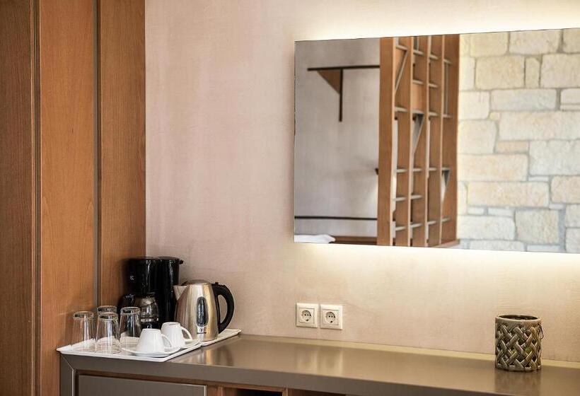 Kavos Hotel & Suites