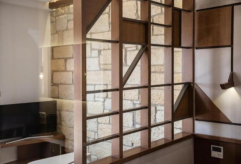 Kavos Hotel & Suites