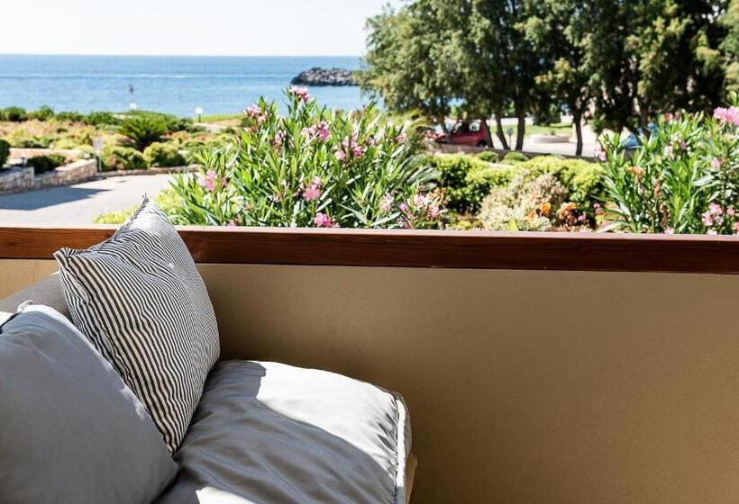 Kavos Hotel & Suites