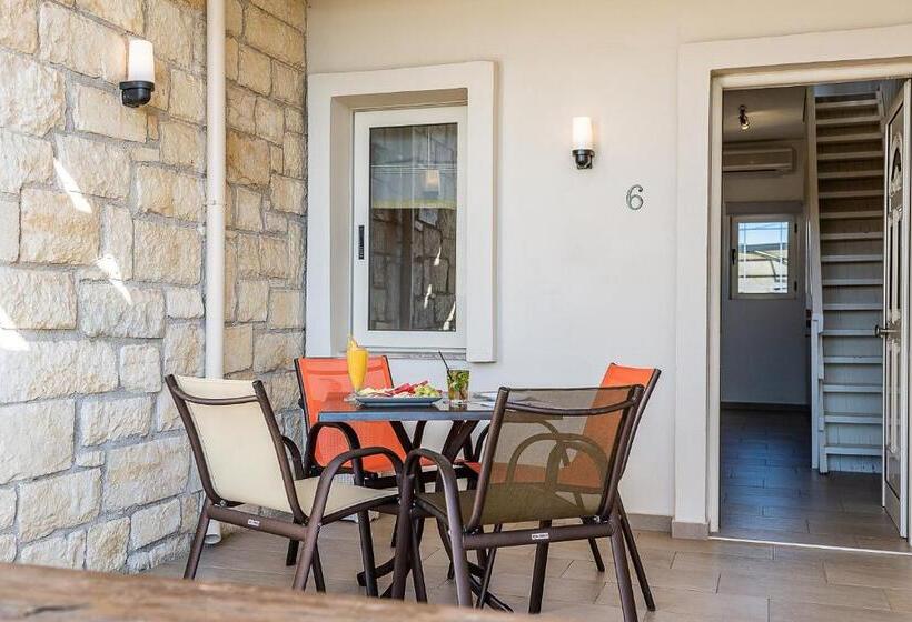 Kavos Hotel & Suites