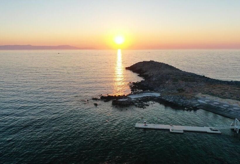 Kavos Hotel & Suites