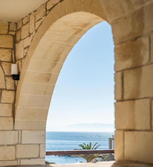 Kavos Hotel & Suites