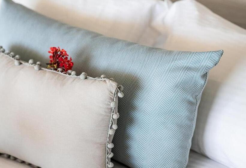 Kavos Hotel & Suites