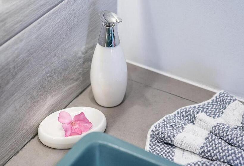 Kavos Hotel & Suites