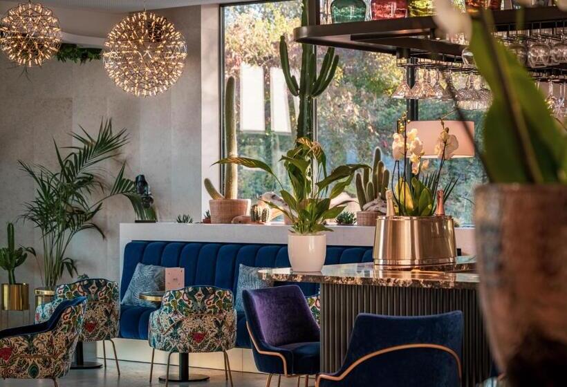 Golden Tulip Lyon Ouest Techlid Hotel & Spa