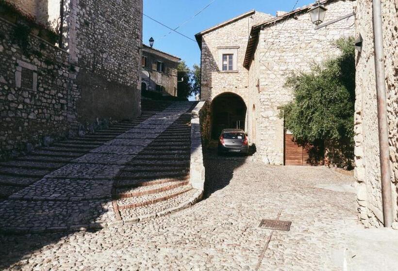فندق Albergo Diffuso Crispolti